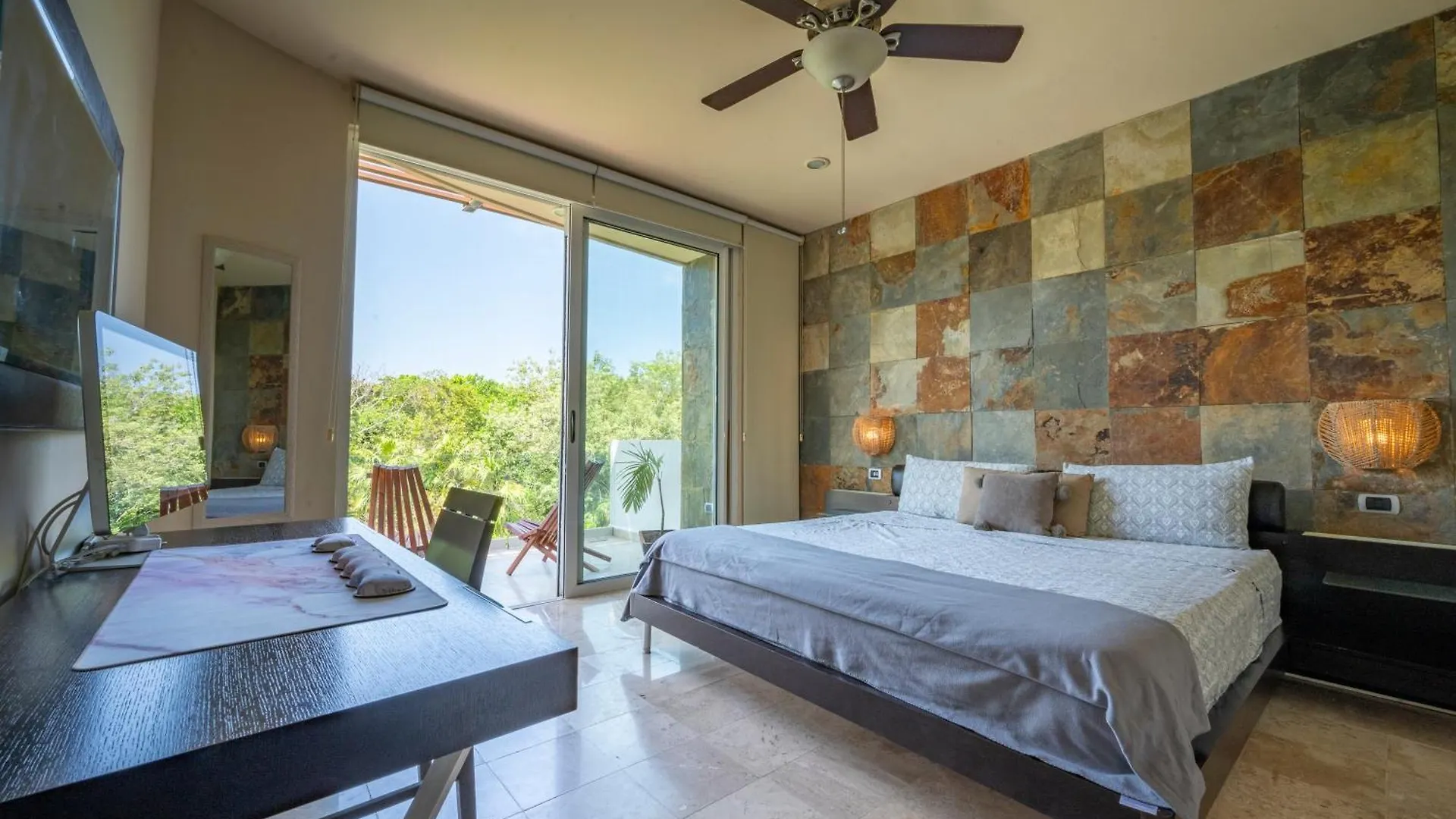 Spacious & Serene Penthouse With Rooftop, Jungle Views, Prime Location Steps To Beach & 5Th Ave Playa del Carmen Apartment