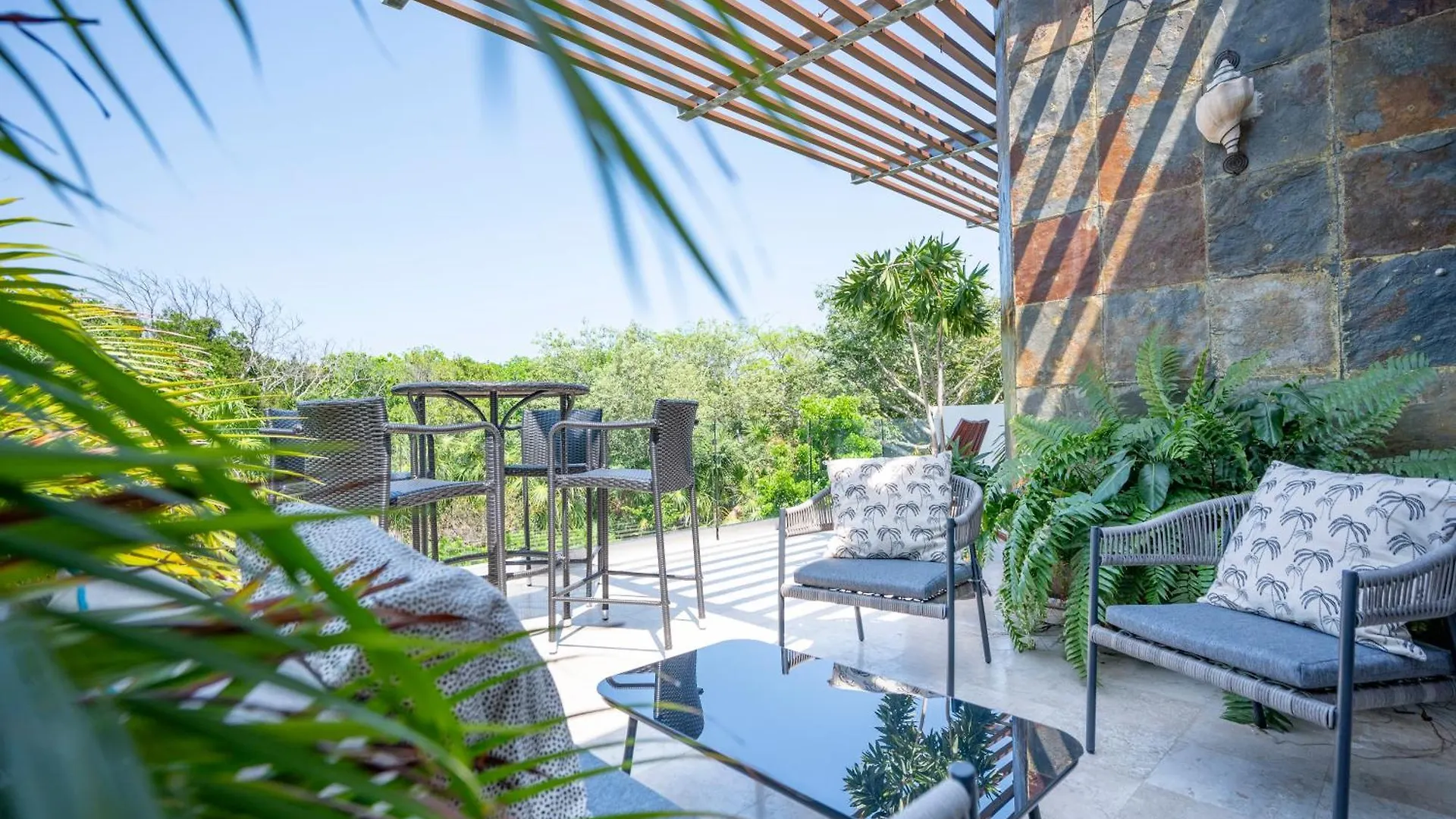Spacious & Serene Penthouse With Rooftop, Jungle Views, Prime Location Steps To Beach & 5Th Ave Playa del Carmen Apartment