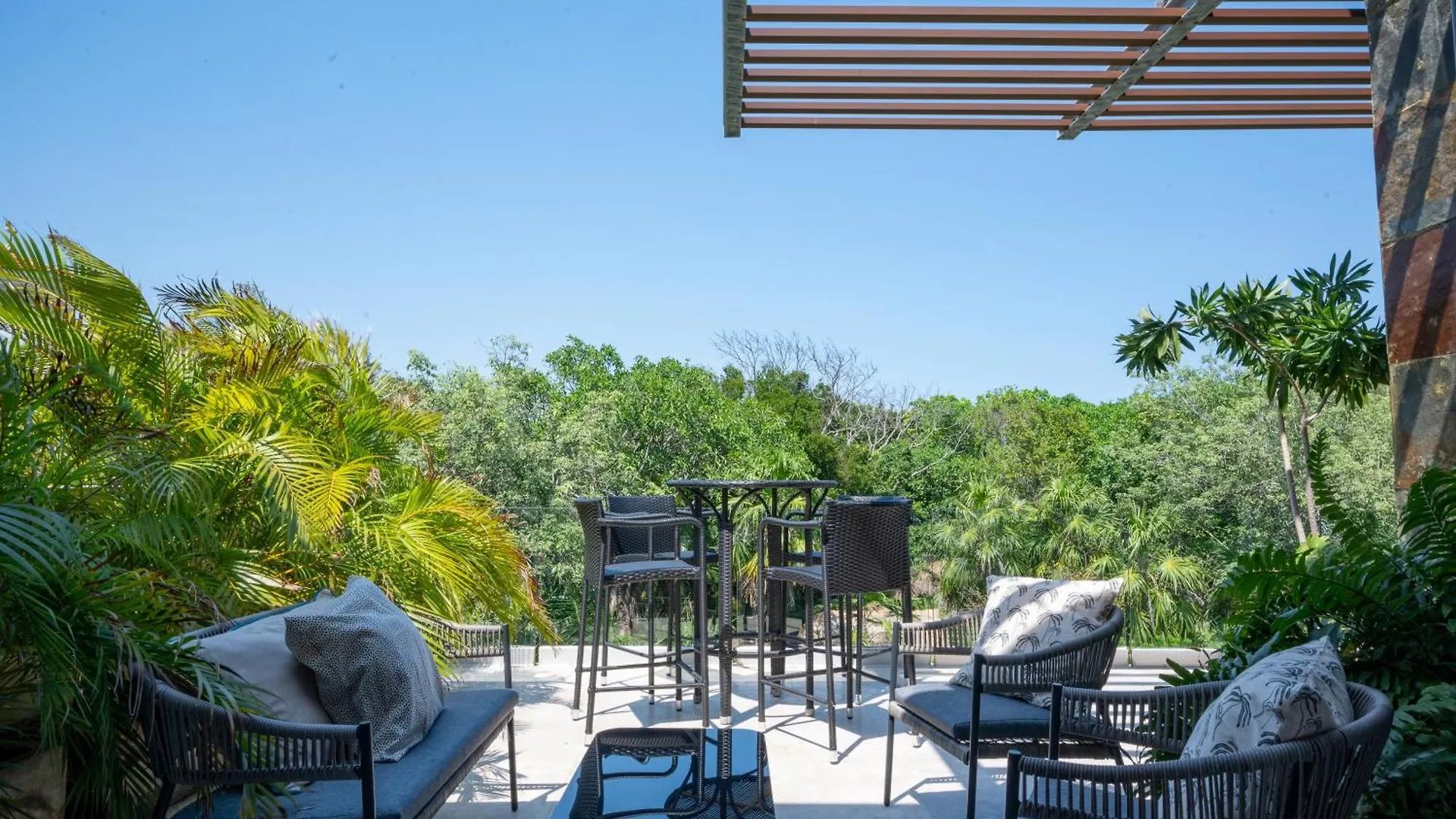 Apartment Spacious & Serene Penthouse With Rooftop, Jungle Views, Prime Location Steps To Beach & 5Th Ave Playa del Carmen