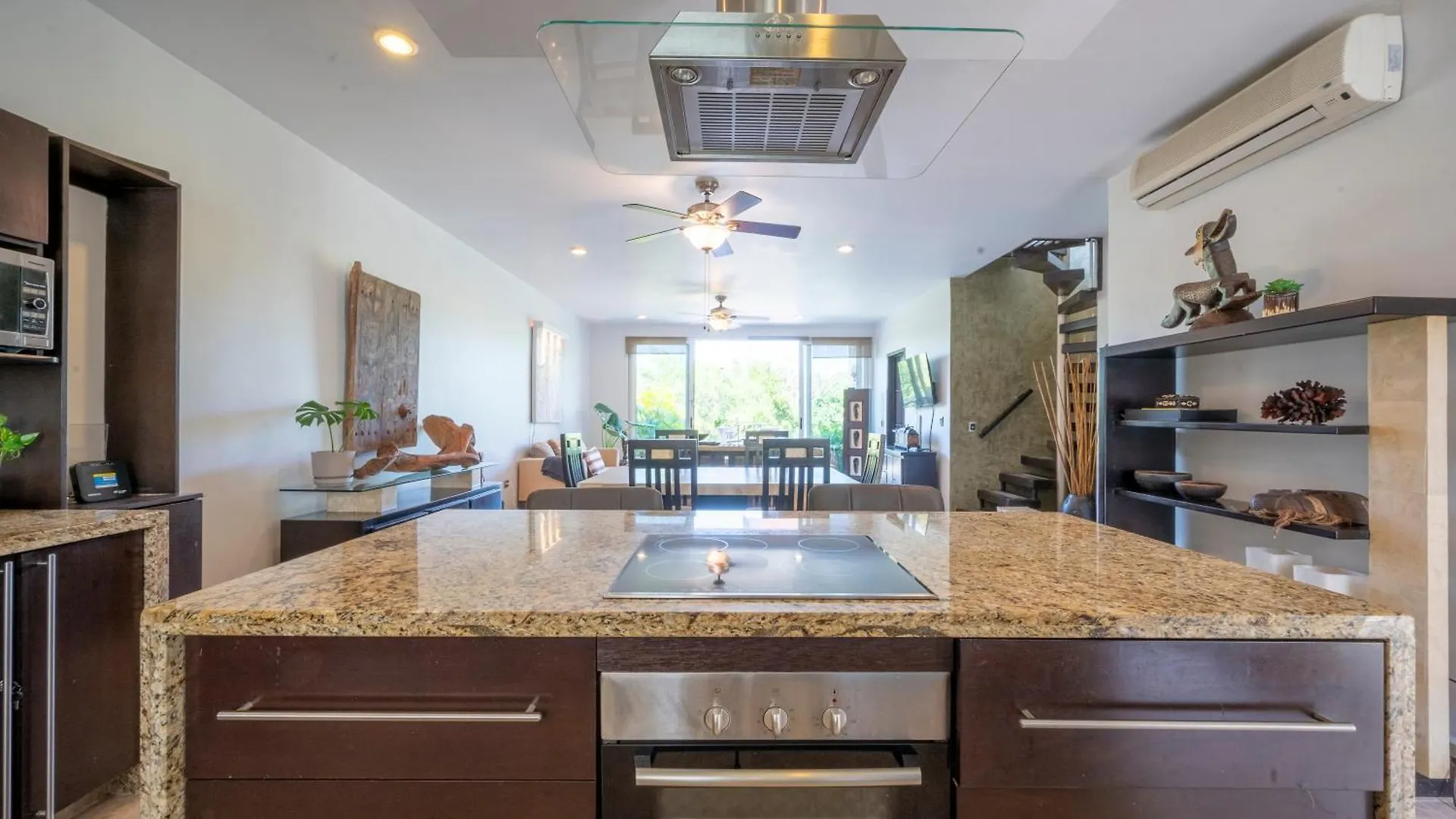 Spacious & Serene Penthouse With Rooftop, Jungle Views, Prime Location Steps To Beach & 5Th Ave Playa del Carmen