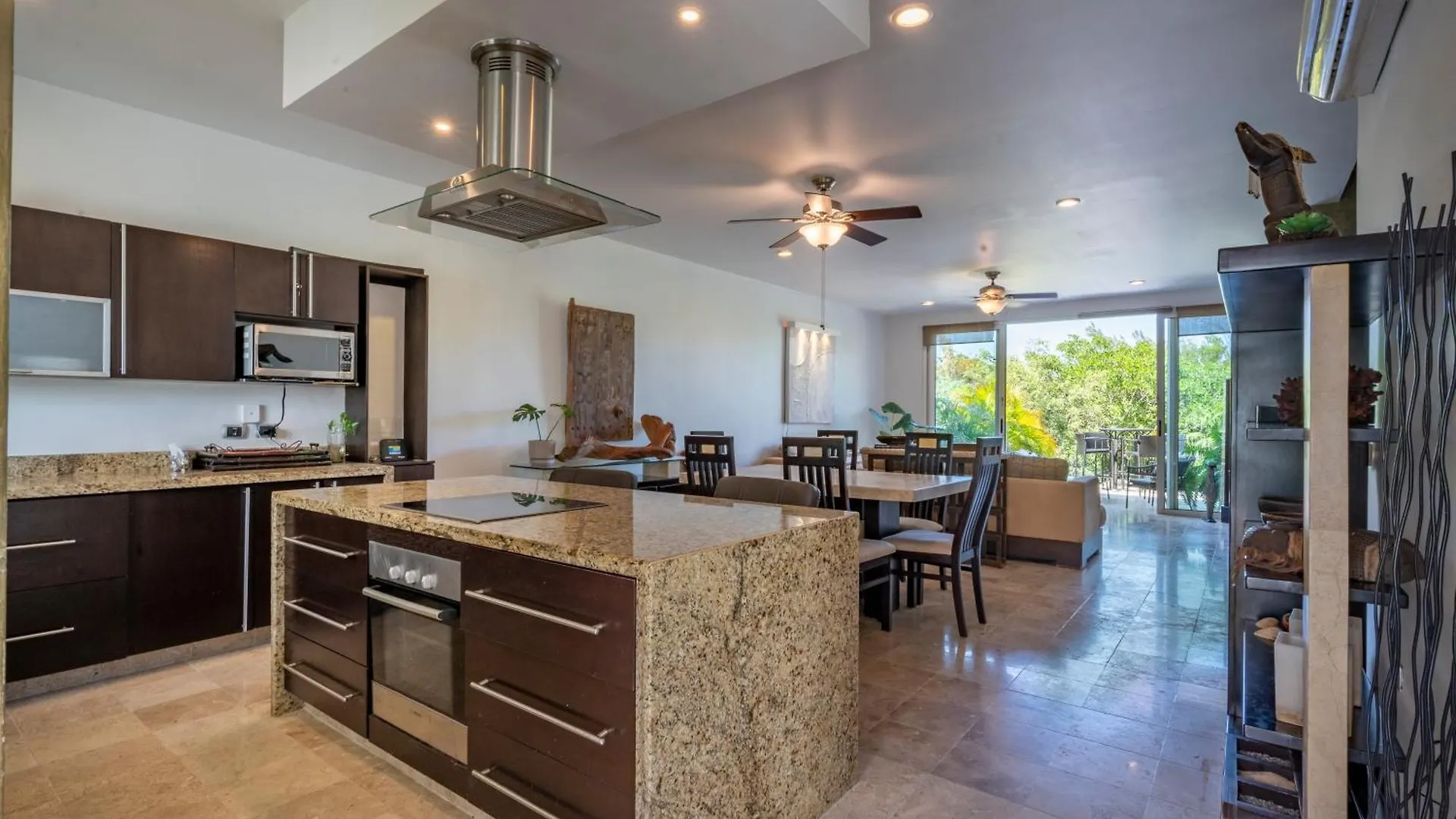 Spacious & Serene Penthouse With Rooftop, Jungle Views, Prime Location Steps To Beach & 5Th Ave Playa del Carmen