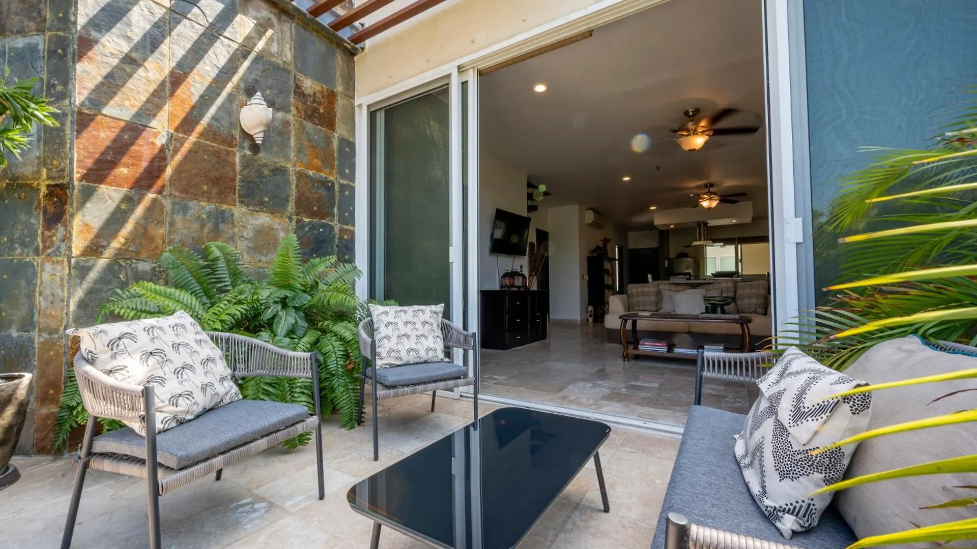 Spacious & Serene Penthouse With Rooftop, Jungle Views, Prime Location Steps To Beach & 5Th Ave Playa del Carmen